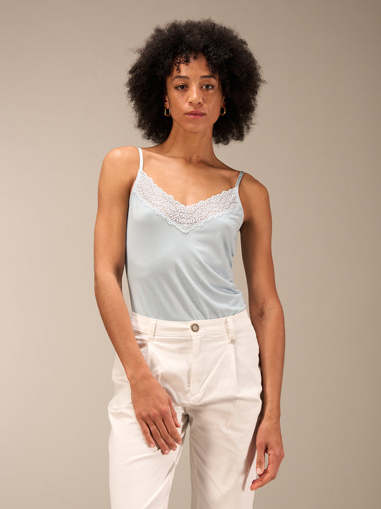Top con spalline e finiture in pizzo