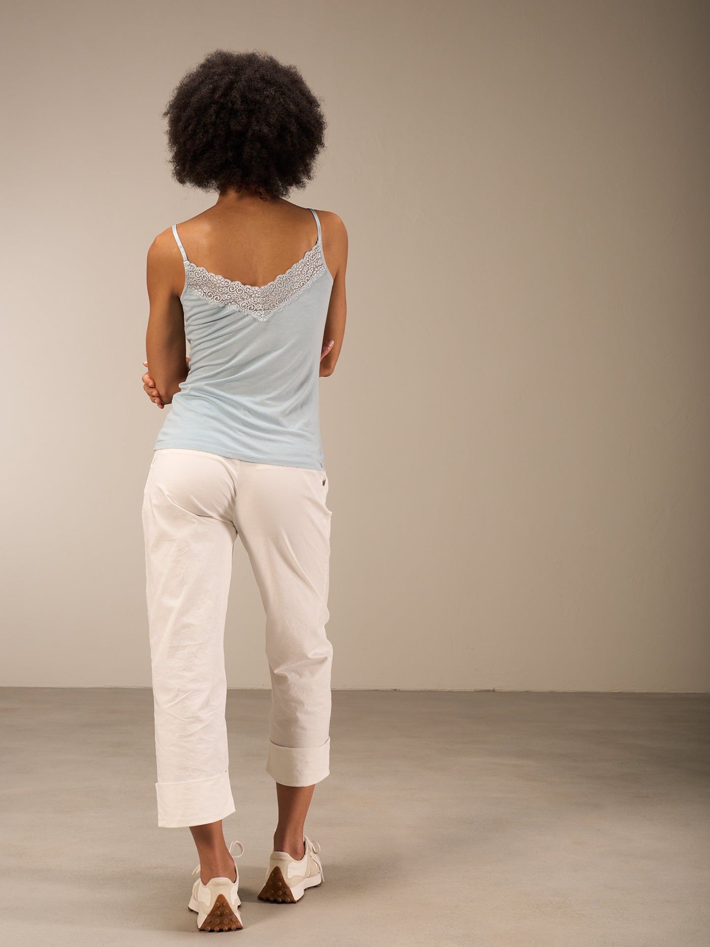 Trägertop mit Spitzenbesatz