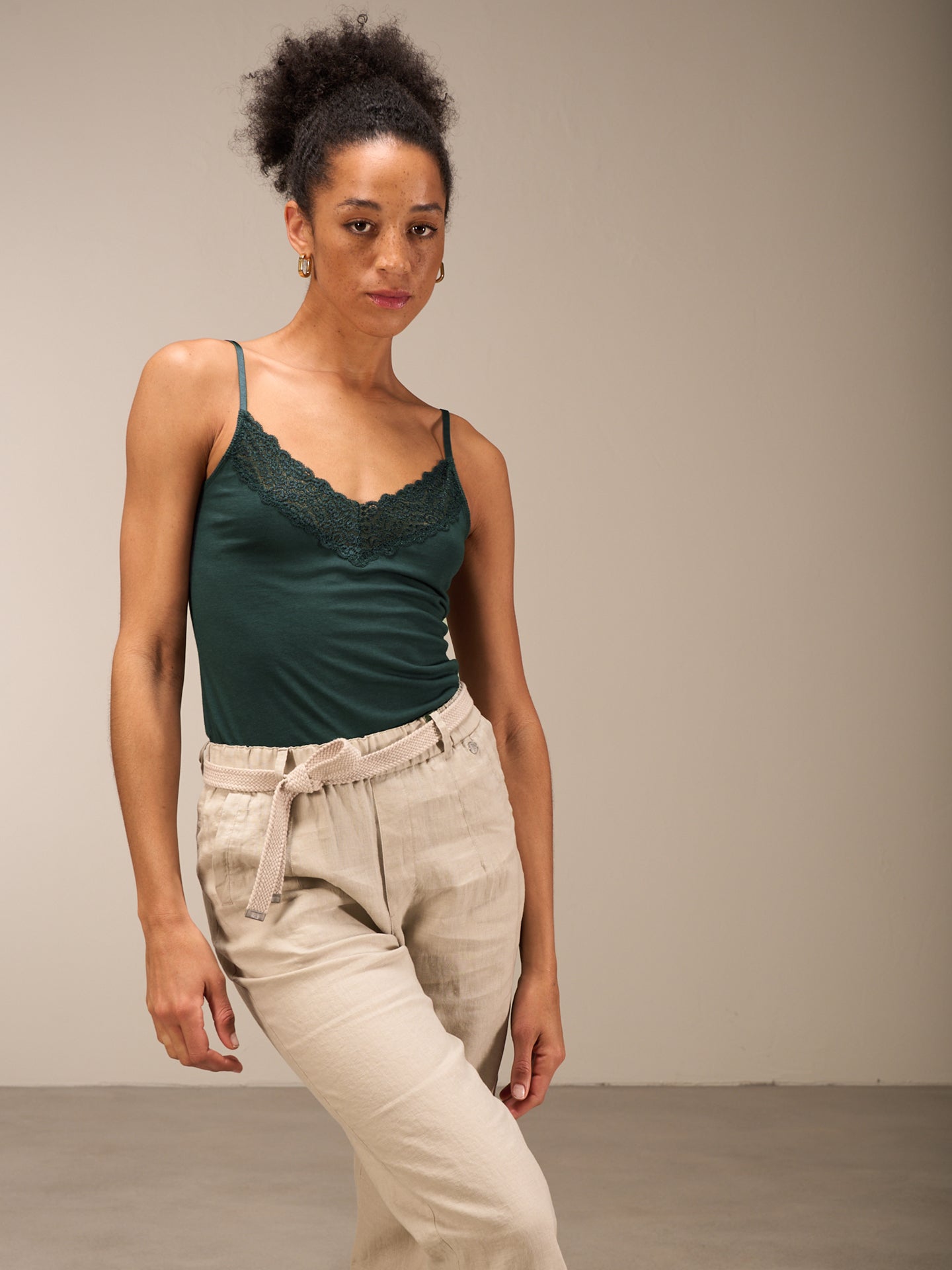 Trägertop mit Spitzenbesatz