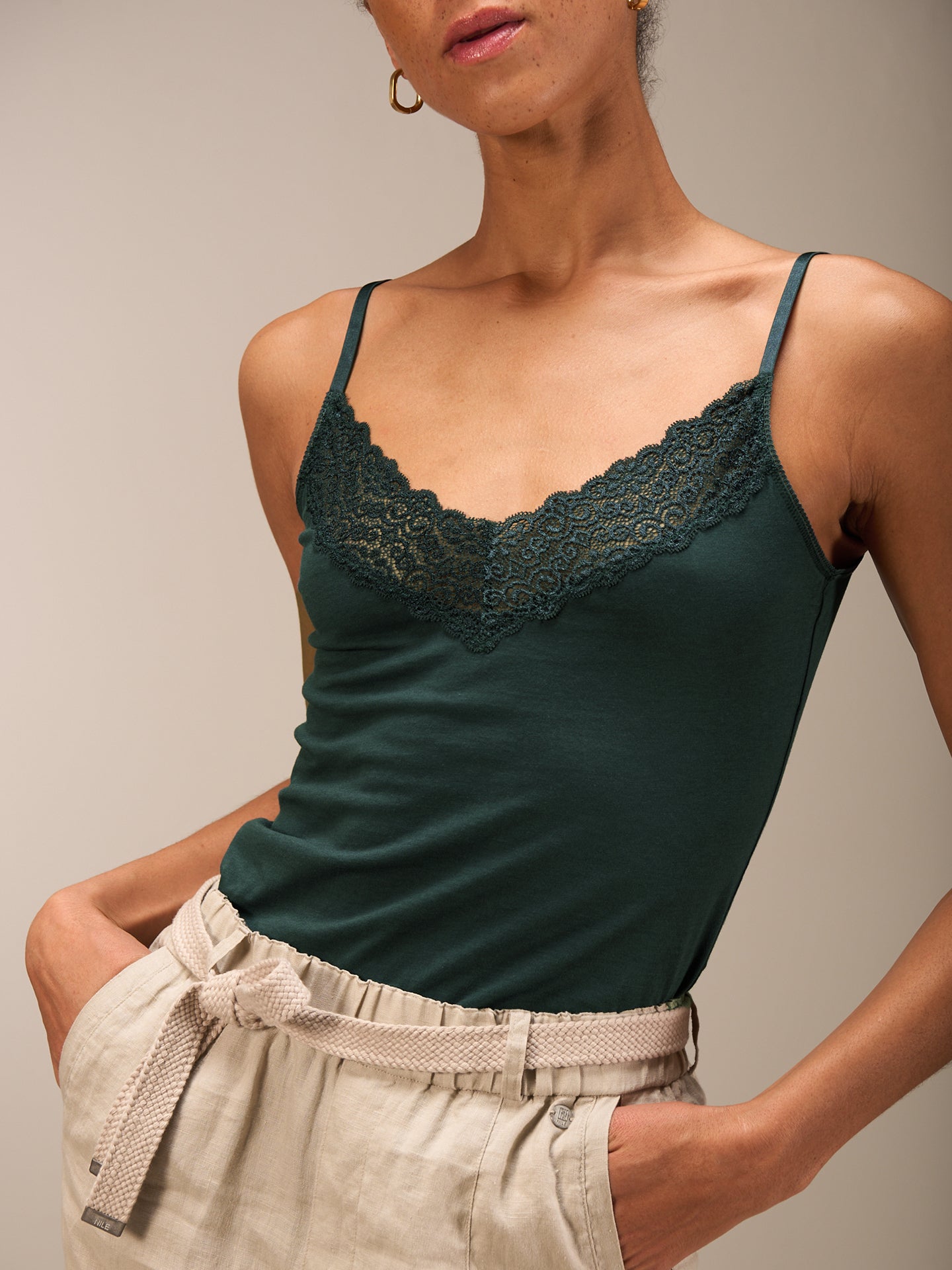 Trägertop mit Spitzenbesatz