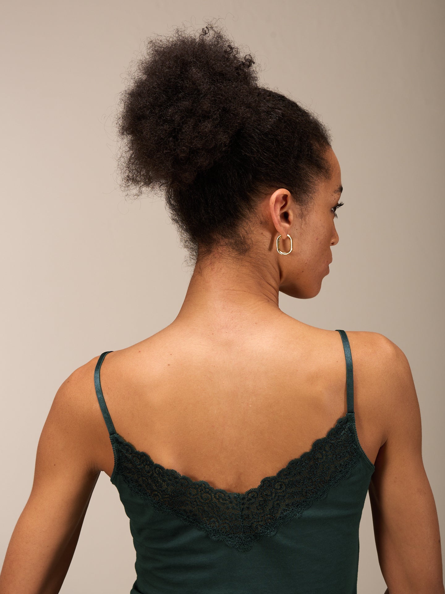 Trägertop mit Spitzenbesatz