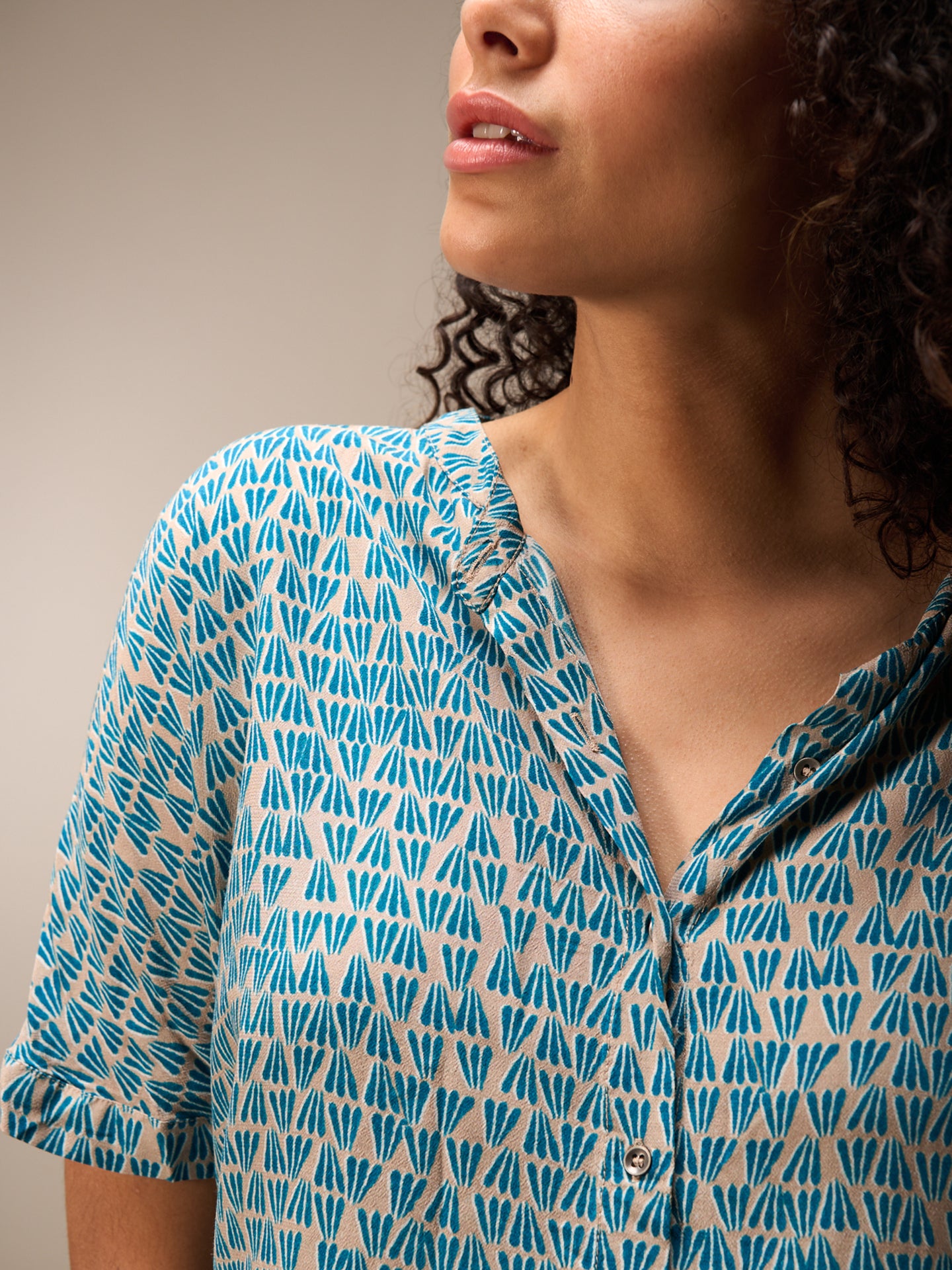 Blusa con collo alto