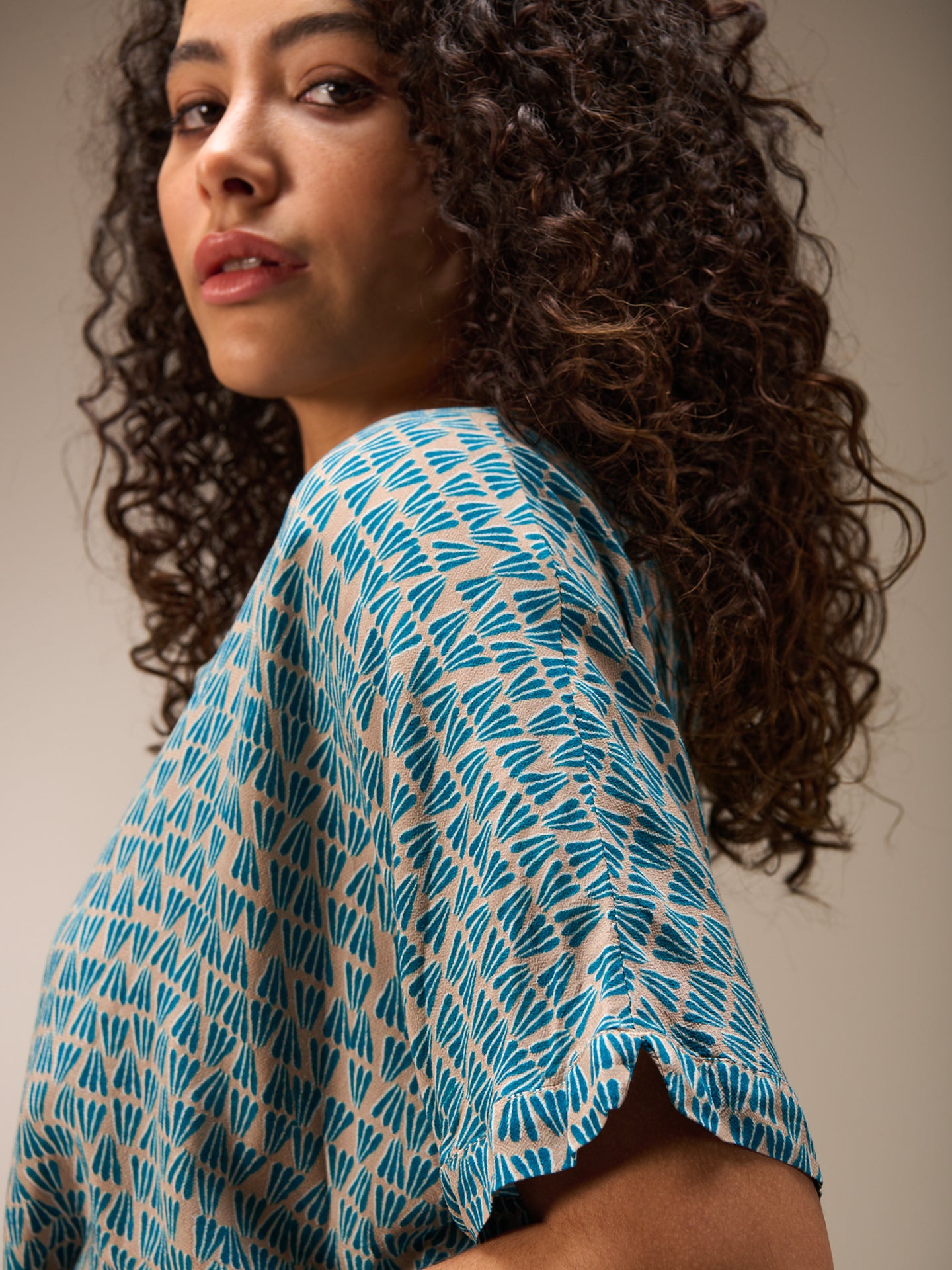 Blusa con collo alto