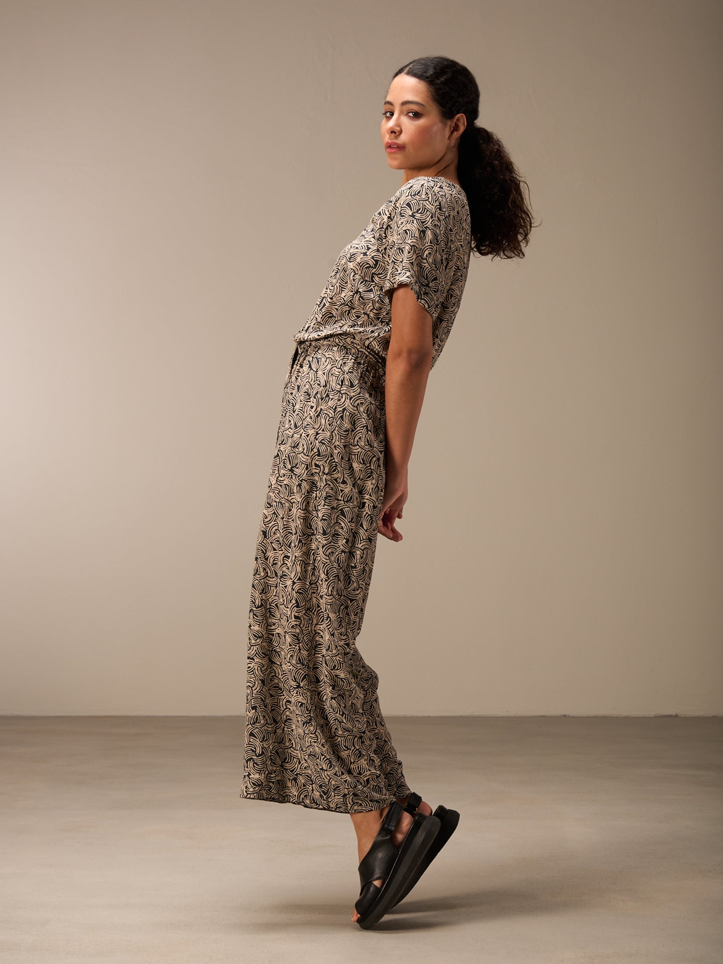 Tuta jumpsuit con scollo a V