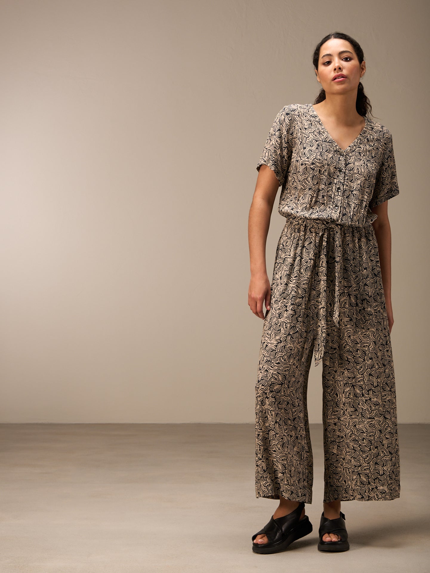 Tuta jumpsuit con scollo a V