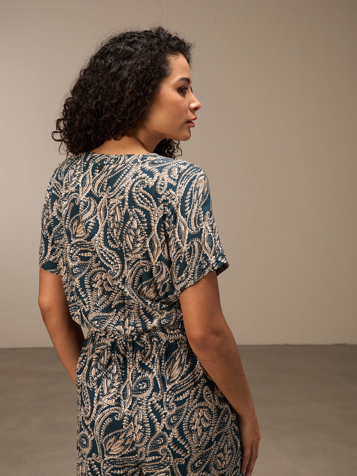 Tuta jumpsuit con scollo a V