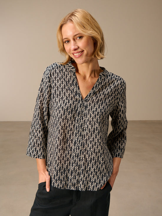 Blusa con collo alto