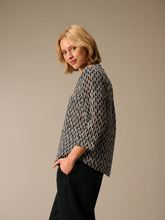 Blusa con collo alto