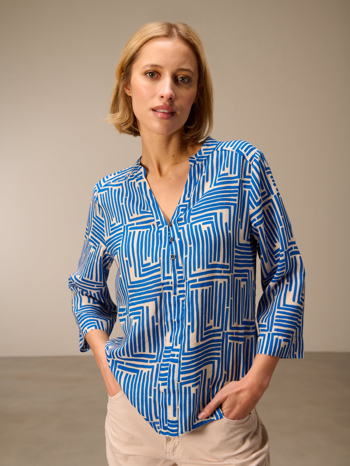 Blusa con collo alto