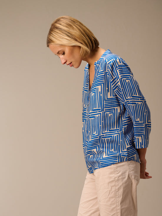Blusa con collo alto