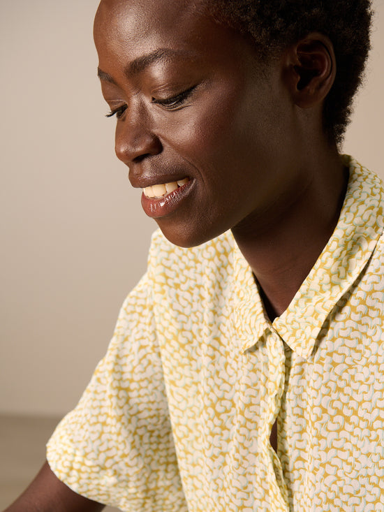 Short-sleeved blouse