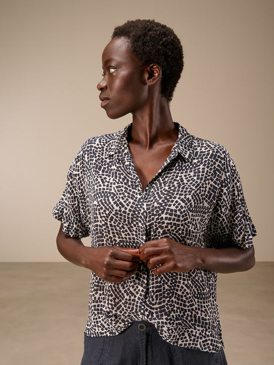 Short-sleeved blouse
