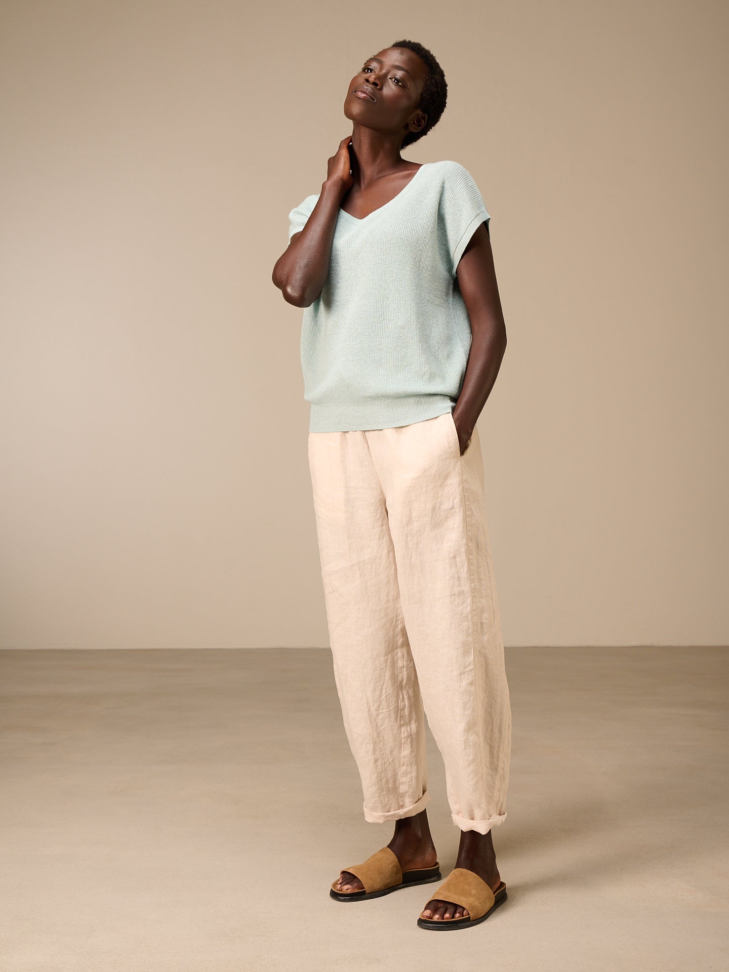 Round-neck sweater vest