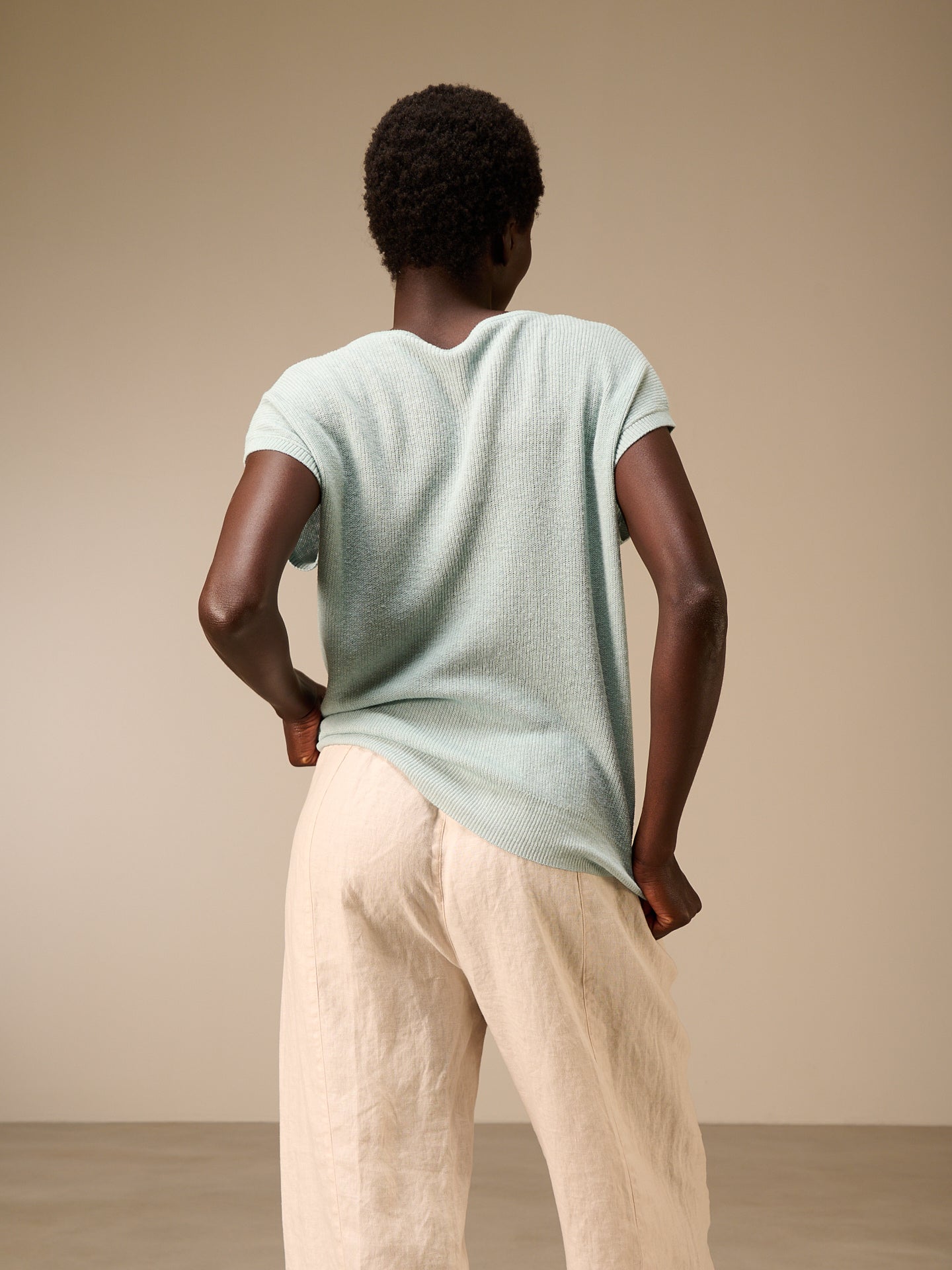 Round-neck sweater vest