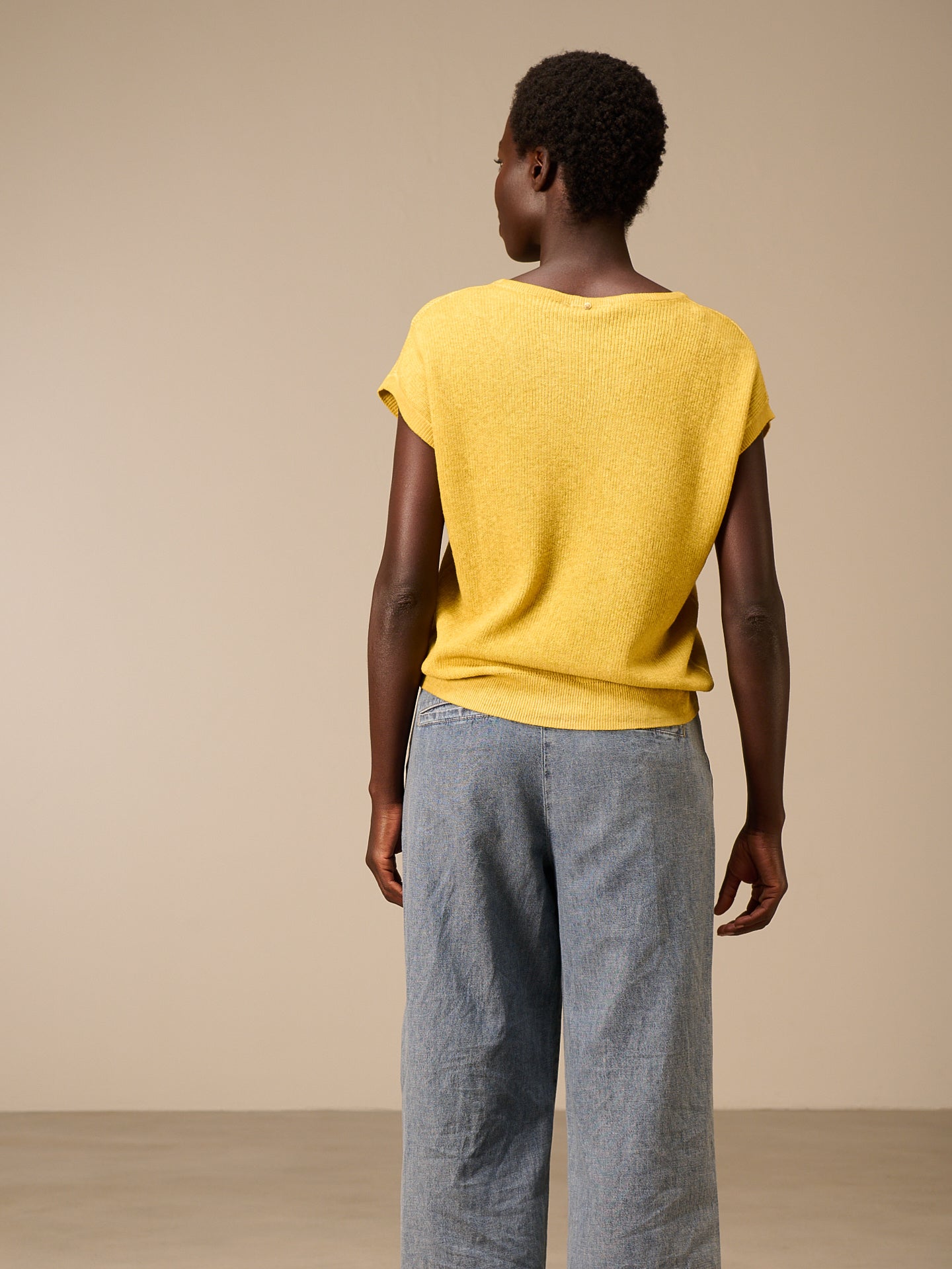 Round-neck sweater vest