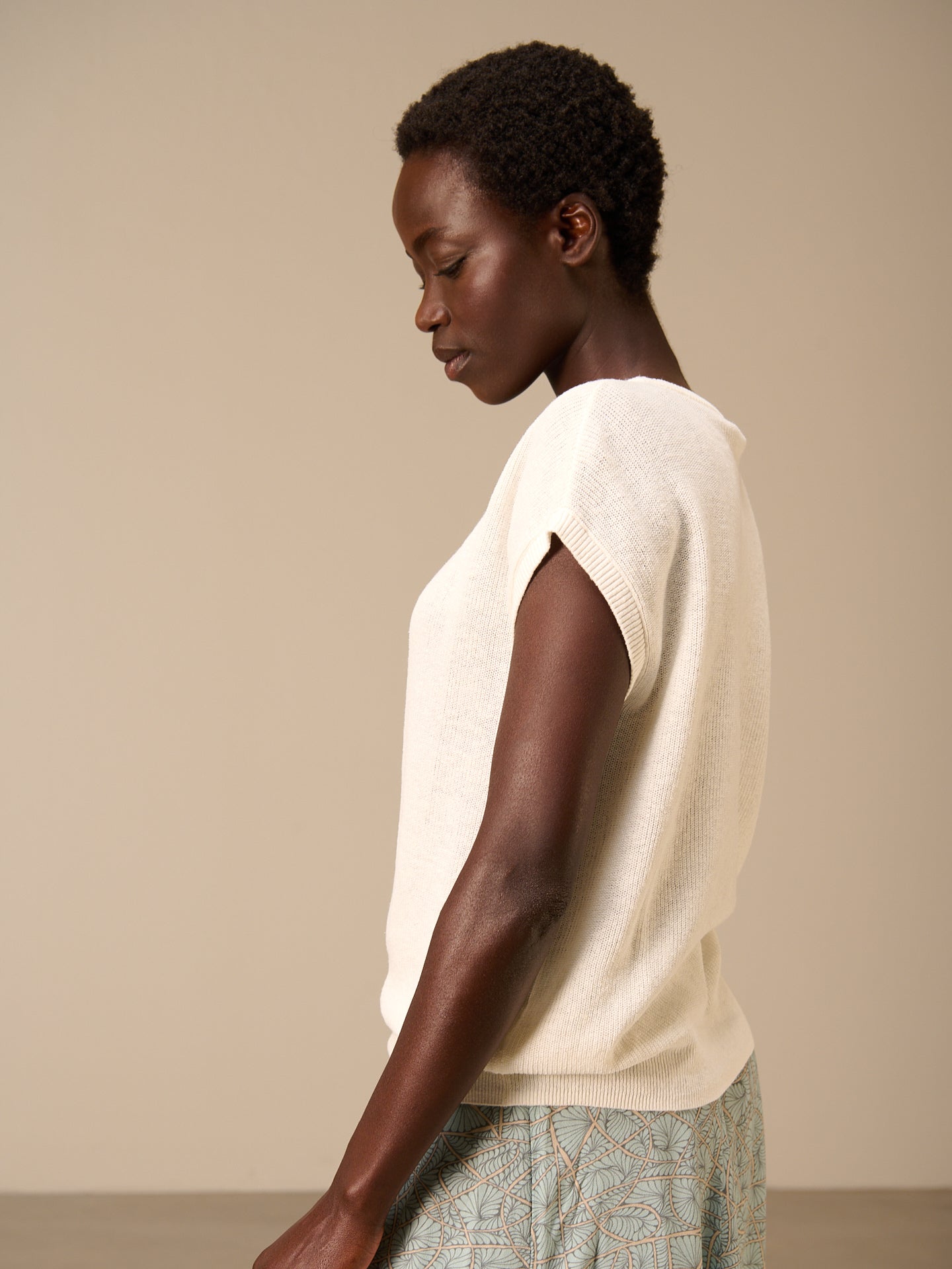 Round-neck sweater vest