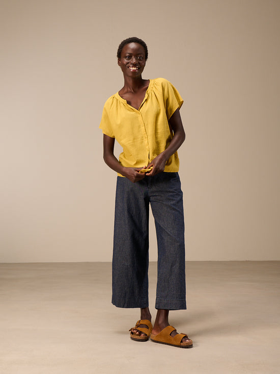 Short-sleeved blouse