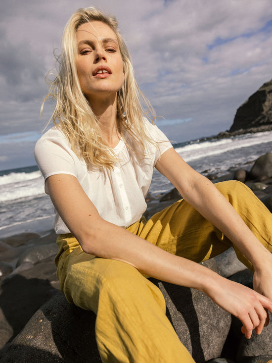 Short-sleeved blouse