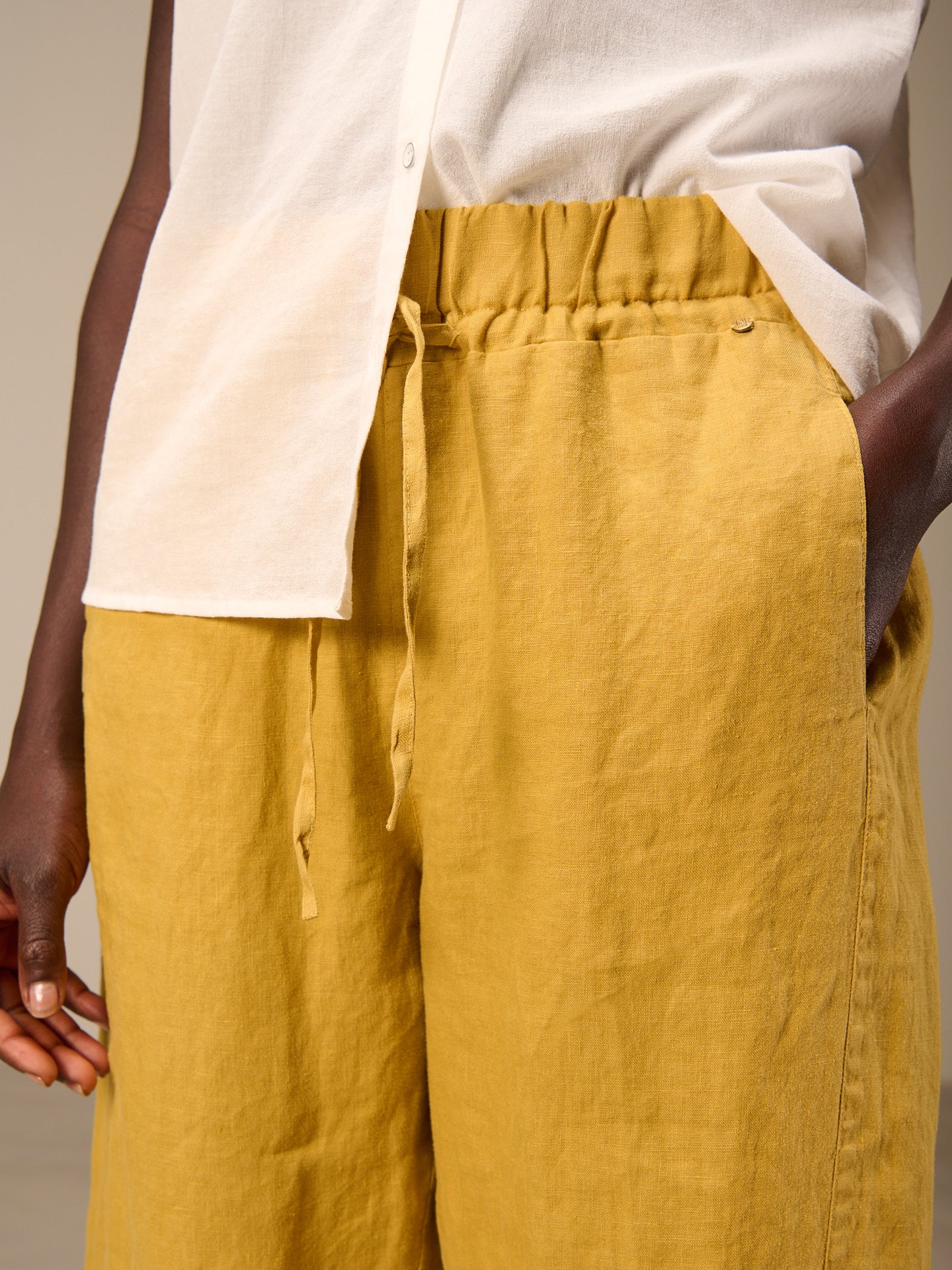Pants with belt