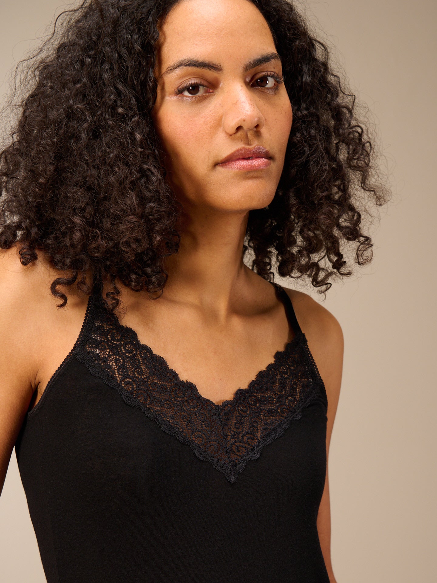 Top con spalline e finiture in pizzo