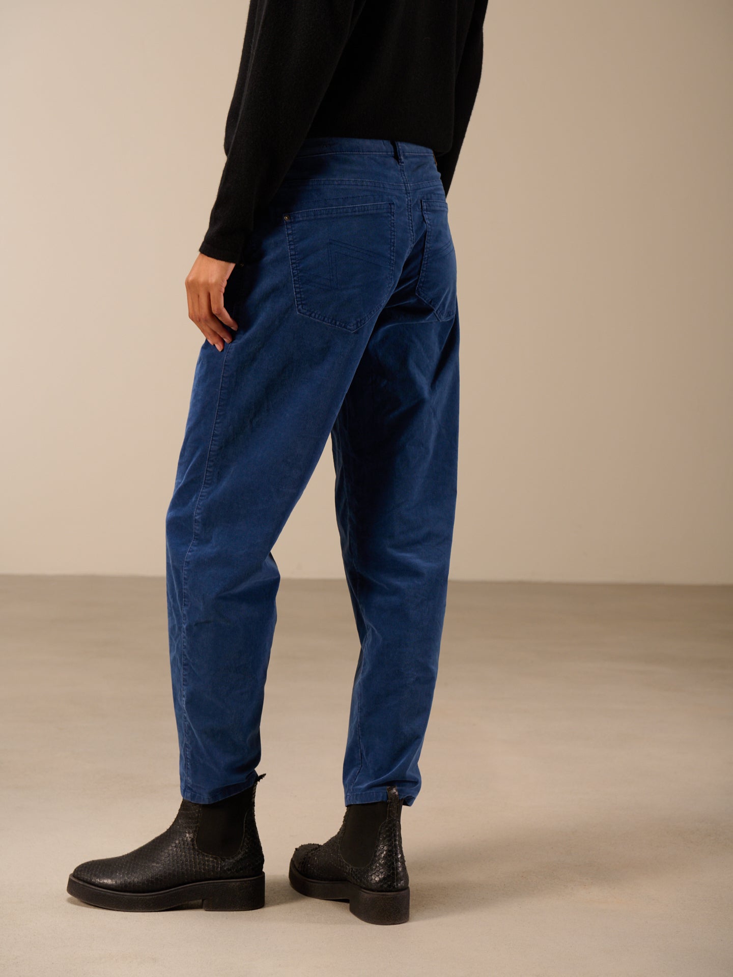 Barrel-leg trousers