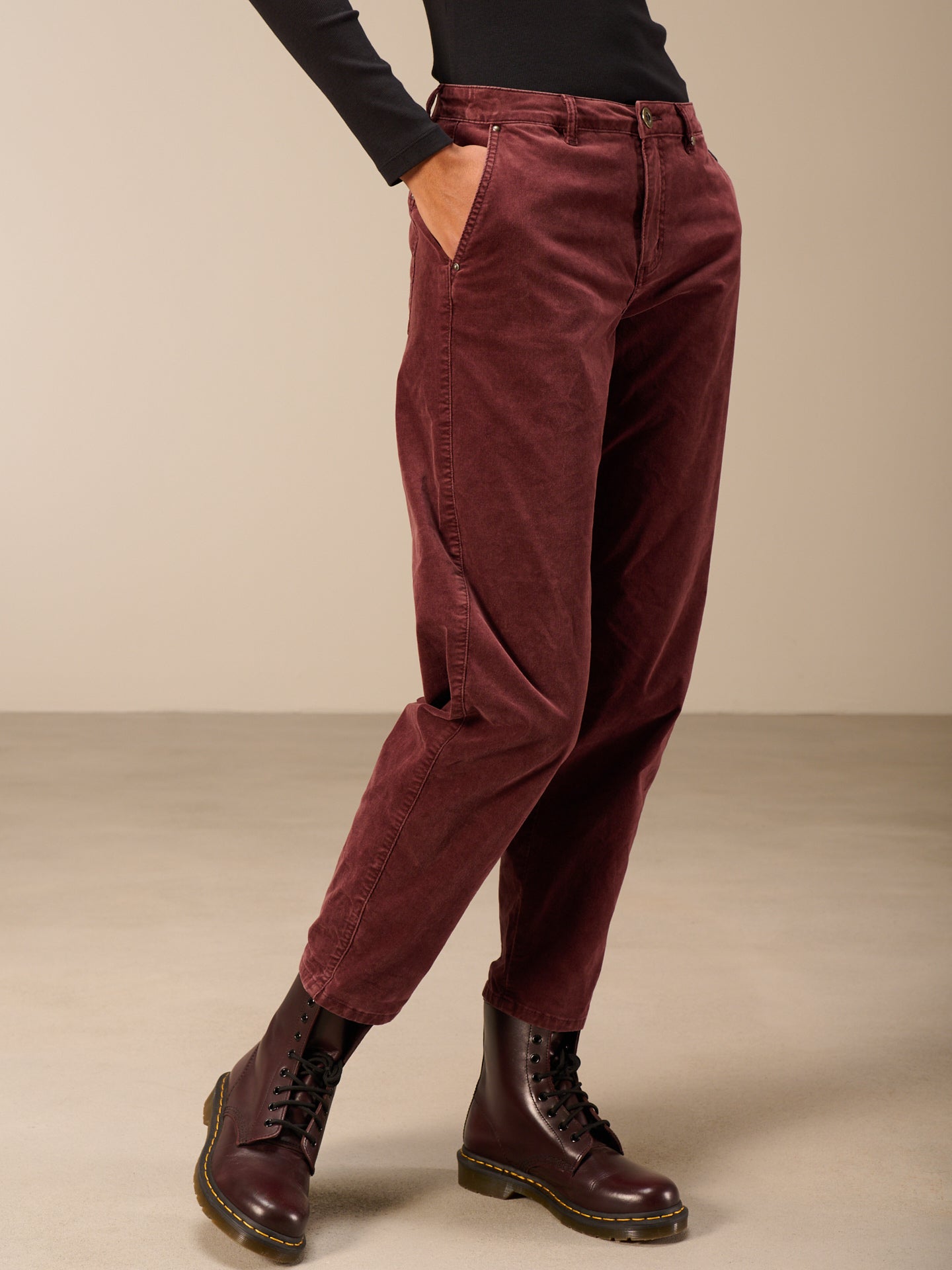 Barrel-leg trousers