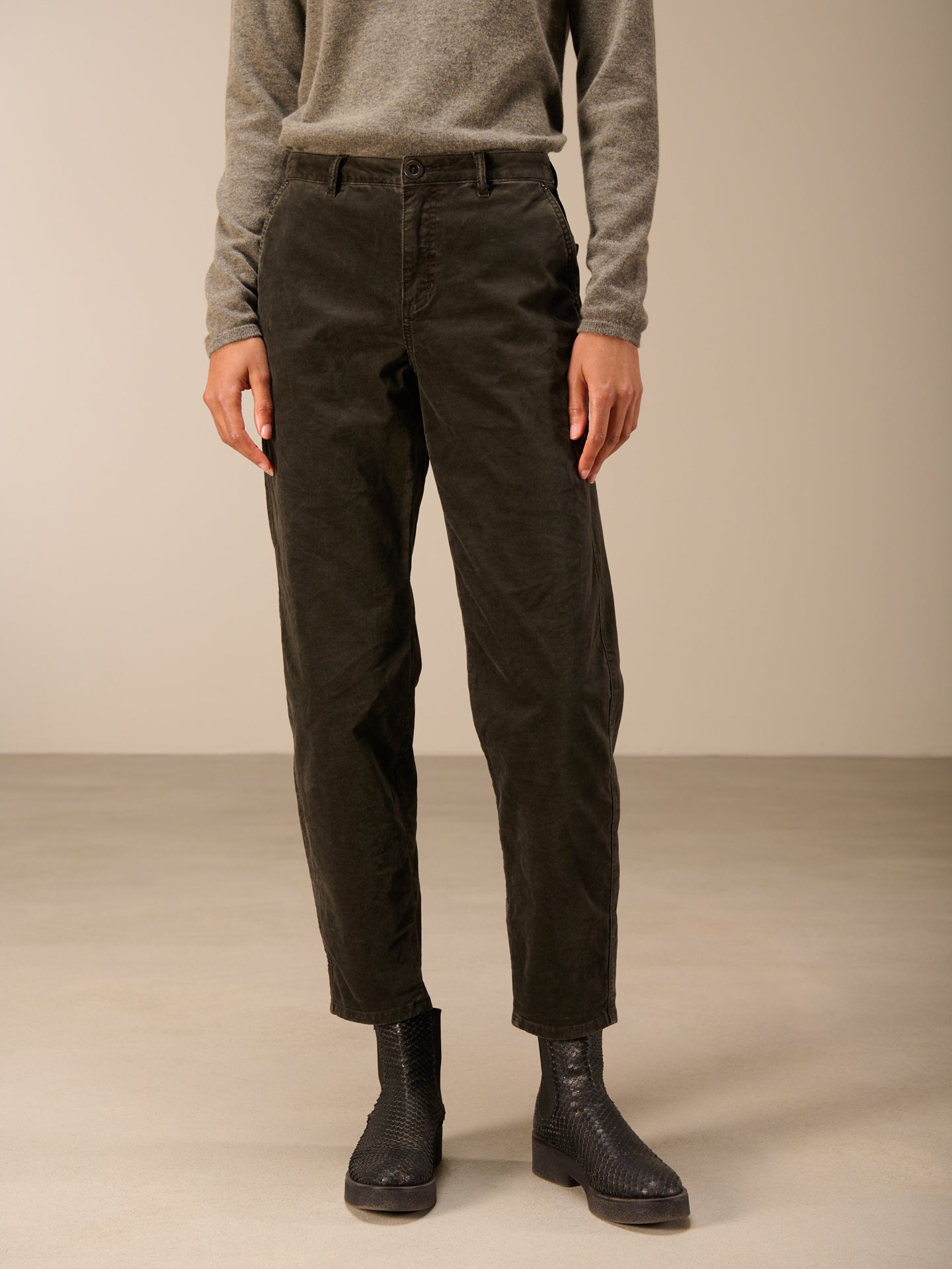 Barrel-leg trousers