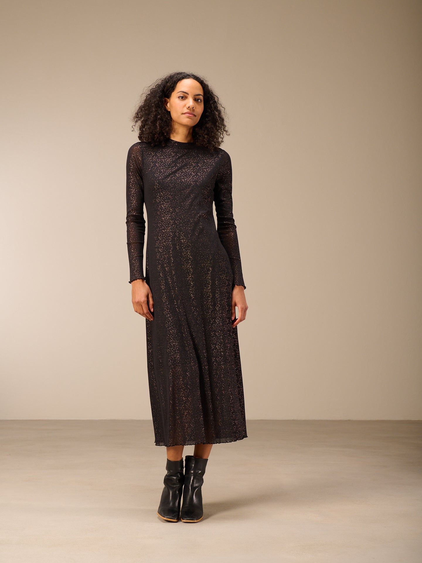 Vestito con collo alto