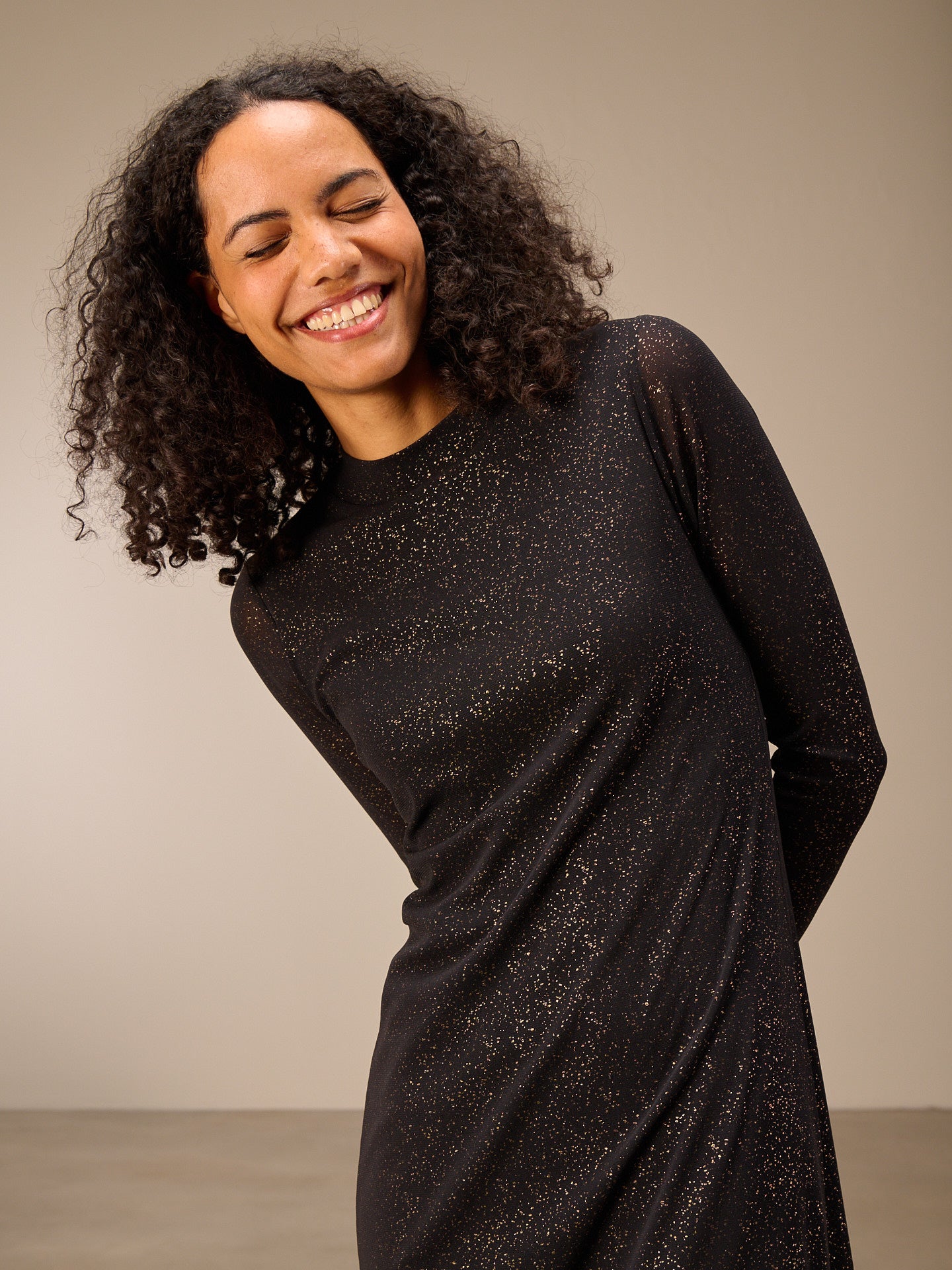 Vestito con collo alto