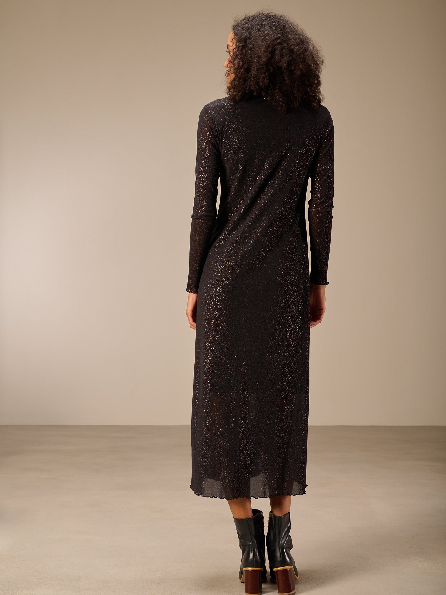 Vestito con collo alto